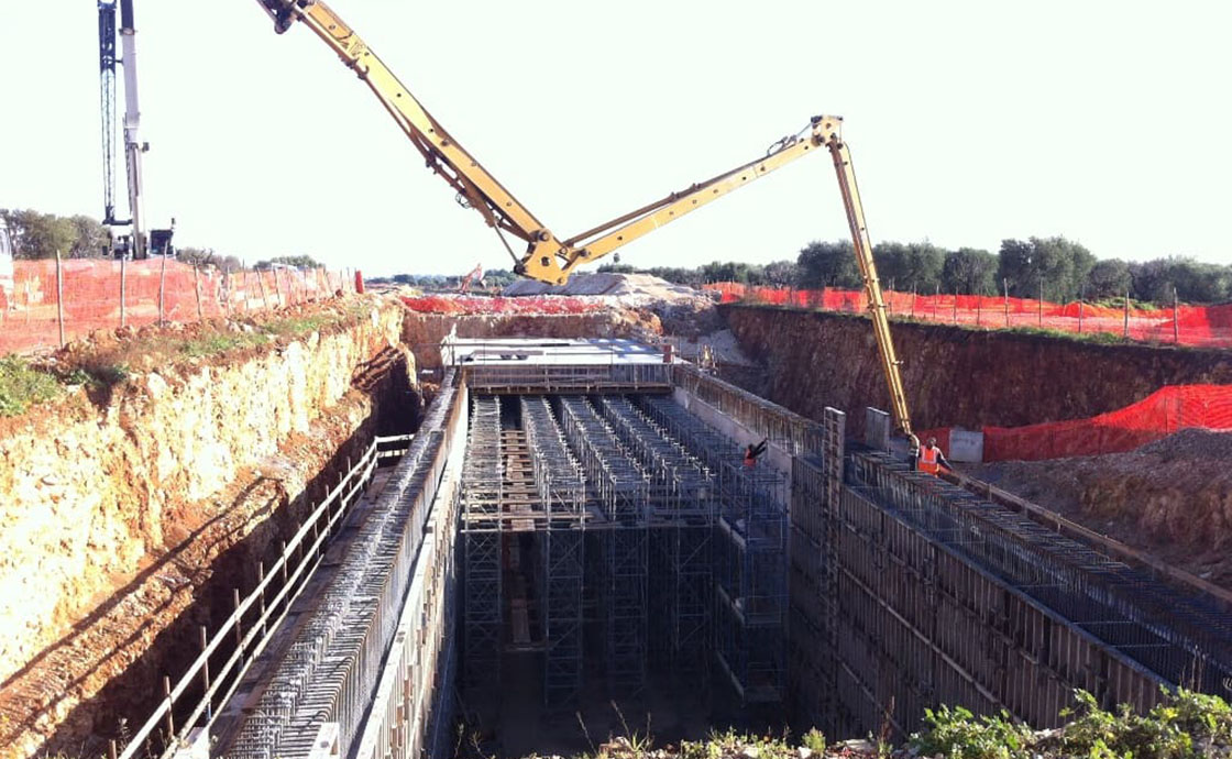 Gru e ponteggi per la realizzazione del raddoppio in variante di tracciato a doppio binario del tratto di linea ferroviaria Bari S.Andrea-Bitetto