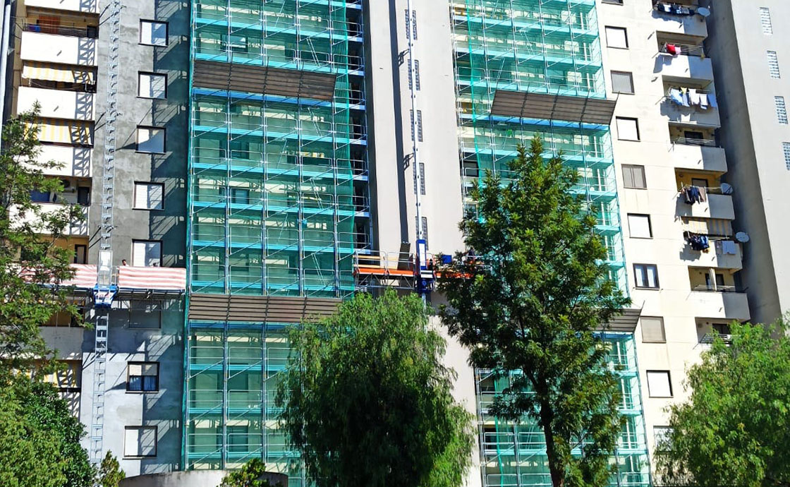 Lavori all'esterno di un condominio a Taranto nell'ambito degli interventi di Riqualificazione Energetica e Miglioramento Sismico