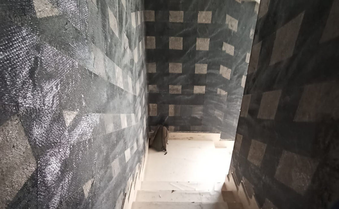 Lavori alle scale di un condominio a Taranto nell'ambito degli interventi di Riqualificazione Energetica e Miglioramento Sismico