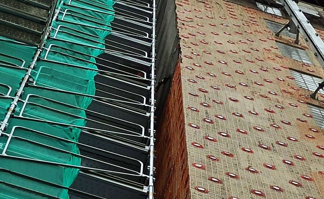 Ponteggi per lavori all'esterno di un condominio a Taranto nell'ambito degli interventi di Riqualificazione Energetica e Miglioramento Sismico