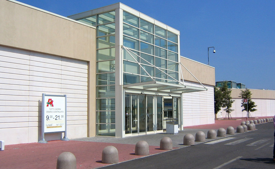 Ingresso Centro commerciale Auchan Modugno