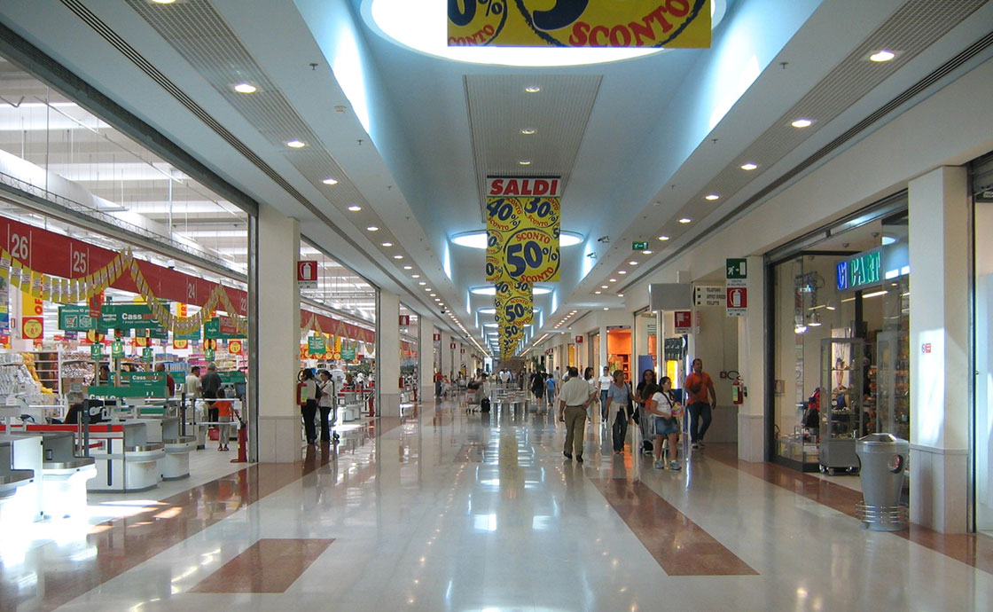 Galleria con negozi e visitatori Centro commerciale Auchan Modugno