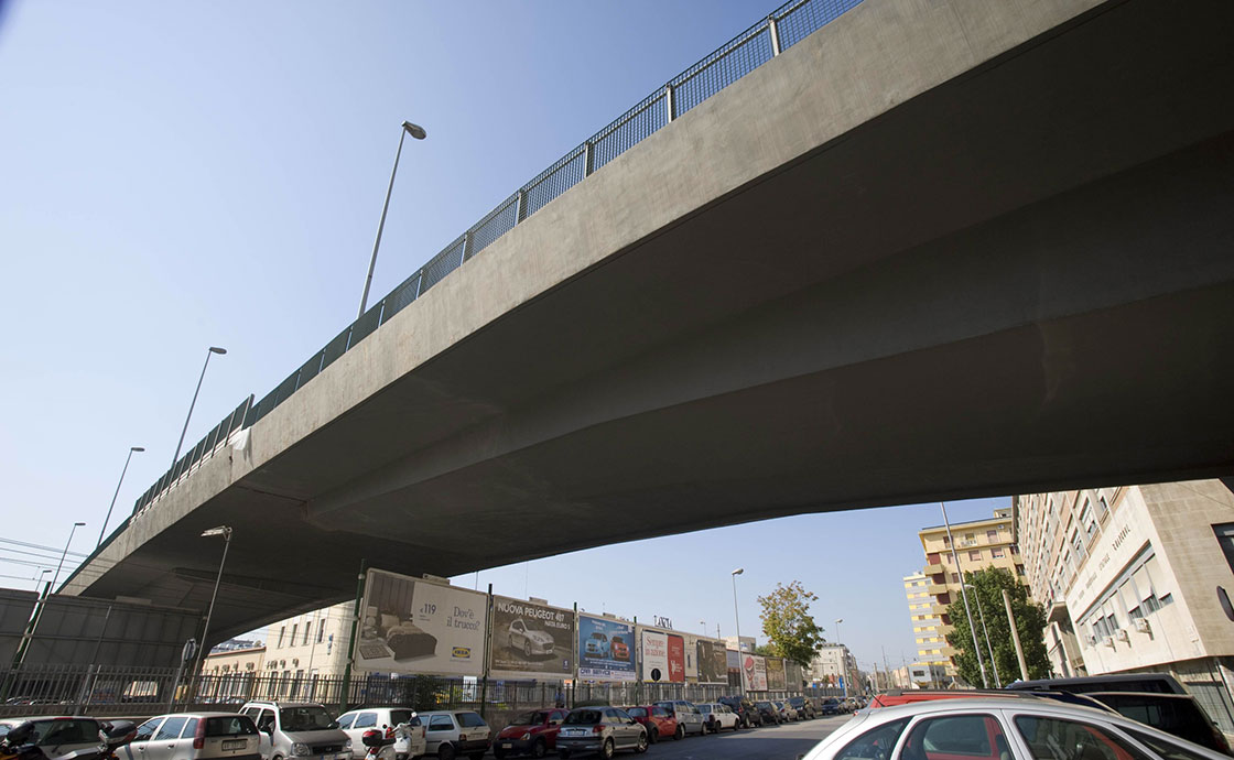 Vista dal basso del cavalcavia di Japigia a Bari