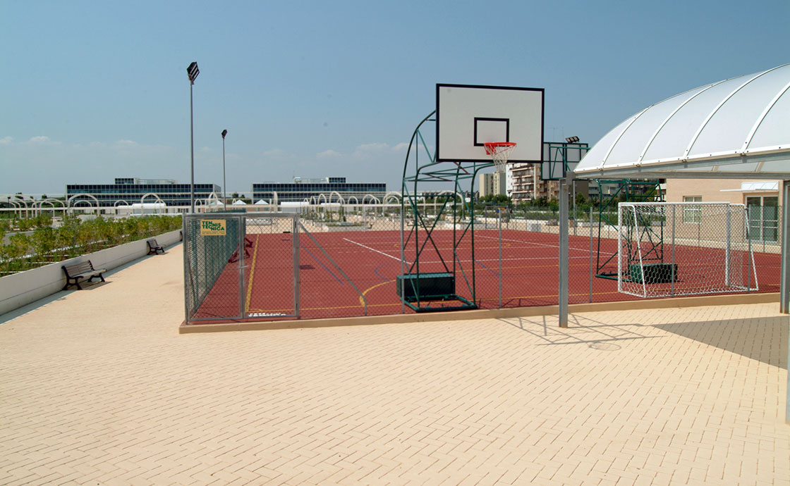 Centro Commerciale Japigia Bari area sport con campi da basket e calcetto