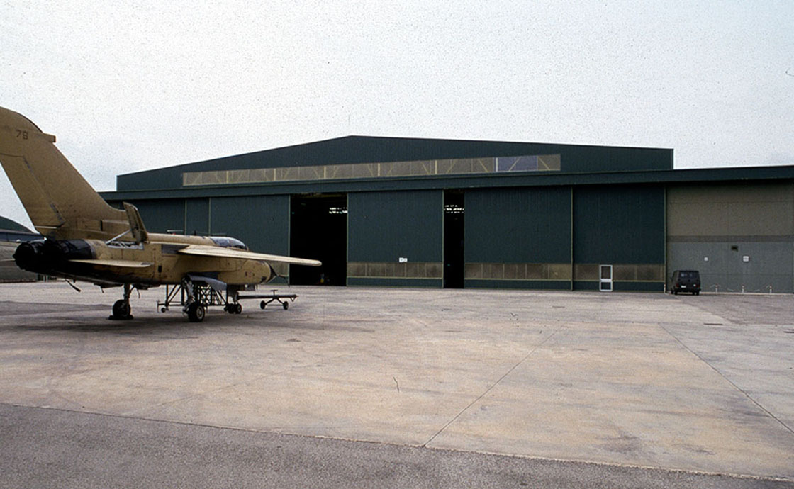 Aeroporto Militare Gioia del Colle hangar con aereo all'esterno