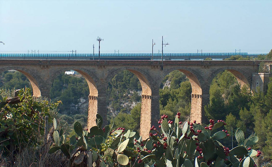 Vista del ponte ferroviario nell'ambito dei lavori di raddoppio del tracciato linea ferroviaria Bari – Taranto
