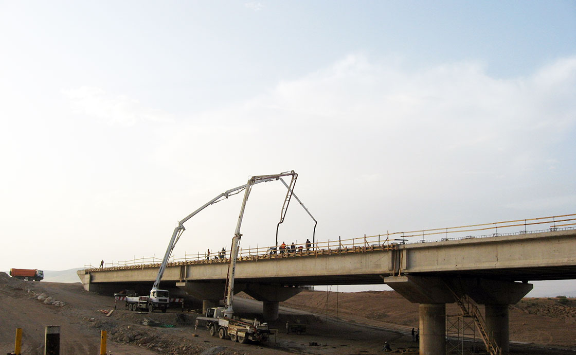 Operai sul ponte al lavoro in Marocco