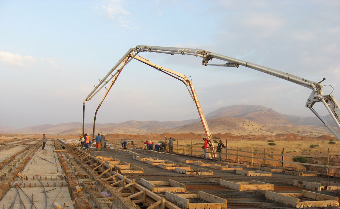 Operai con macchinari al lavoro in Marocco