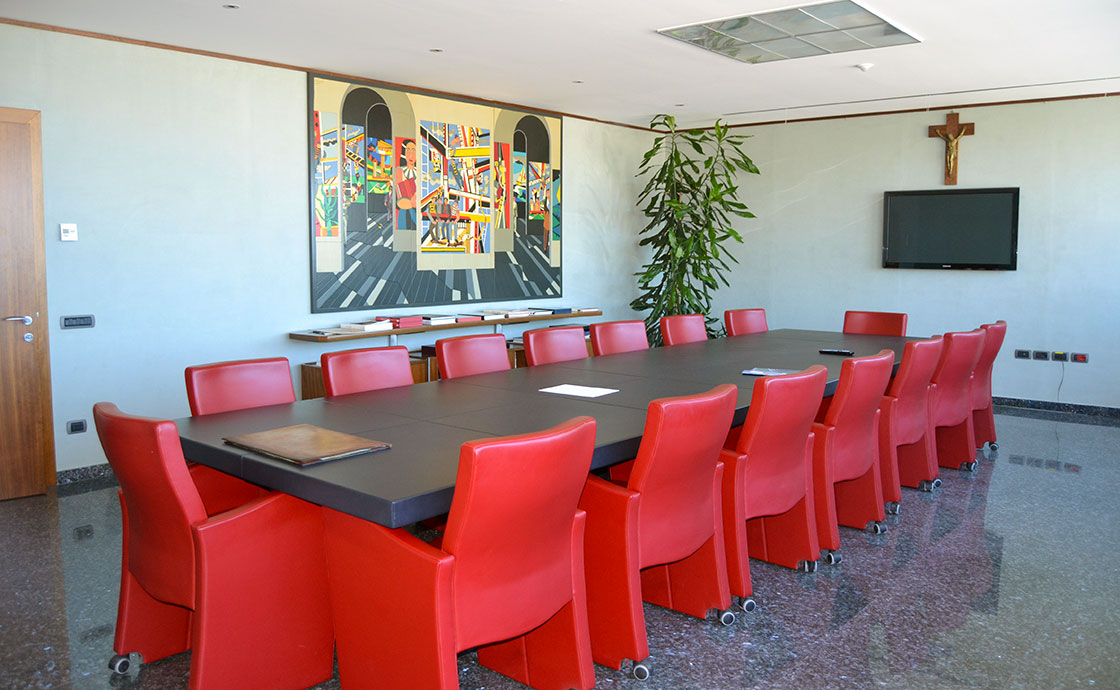 Nuova sede Matarrese Spa sala riunioni con tavolo e poltrone rosse