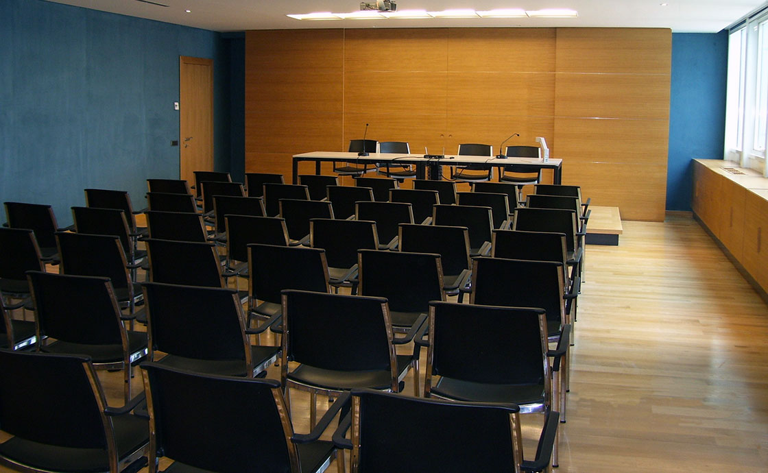 Nuova sede Matarrese Spa sala convegni con desk e sedie