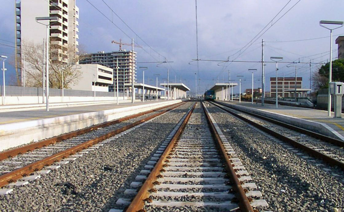 Binari delle ferrovie dello Stato alla fermata Parco Sud di Bari