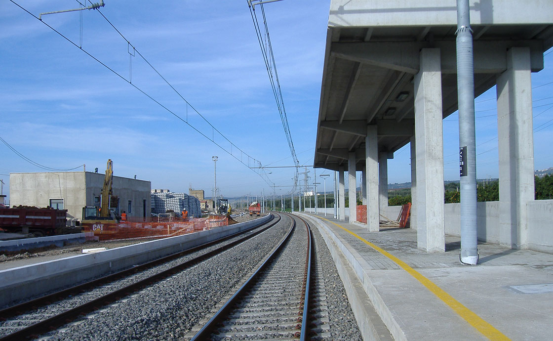 Macchinari e operai al lavoro per il raddoppio del tracciato linea ferroviaria Bari – Massafra