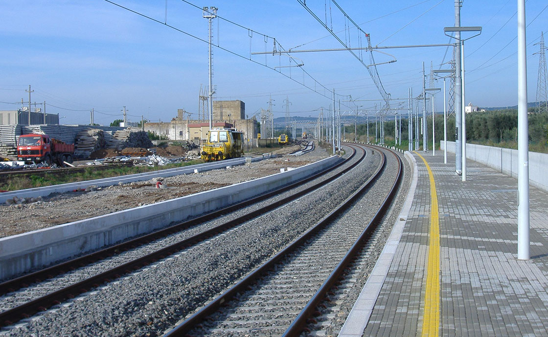 Macchinari al lavoro per il raddoppio del tracciato linea ferroviaria Bari – Massafra