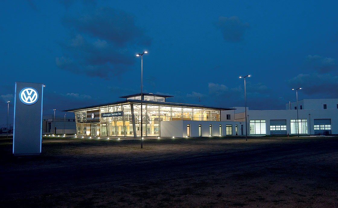 Esterni di sera Concessionaria Volkswagen Zentrum Bari
