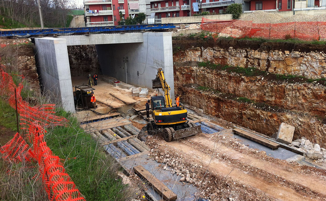 Operai su macchinari per la realizzazione del raddoppio in variante di tracciato a doppio binario del tratto di linea ferroviaria Bari S.Andrea-Bitetto