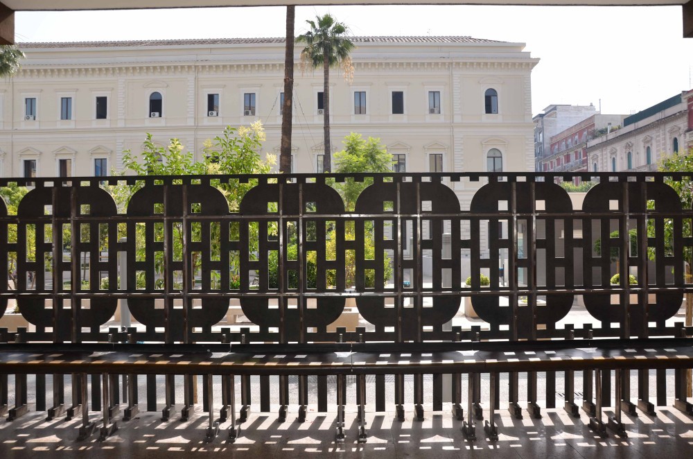 Capogrossi-Opera-in-bronzo-Bari-Vista-dallinterno-1
